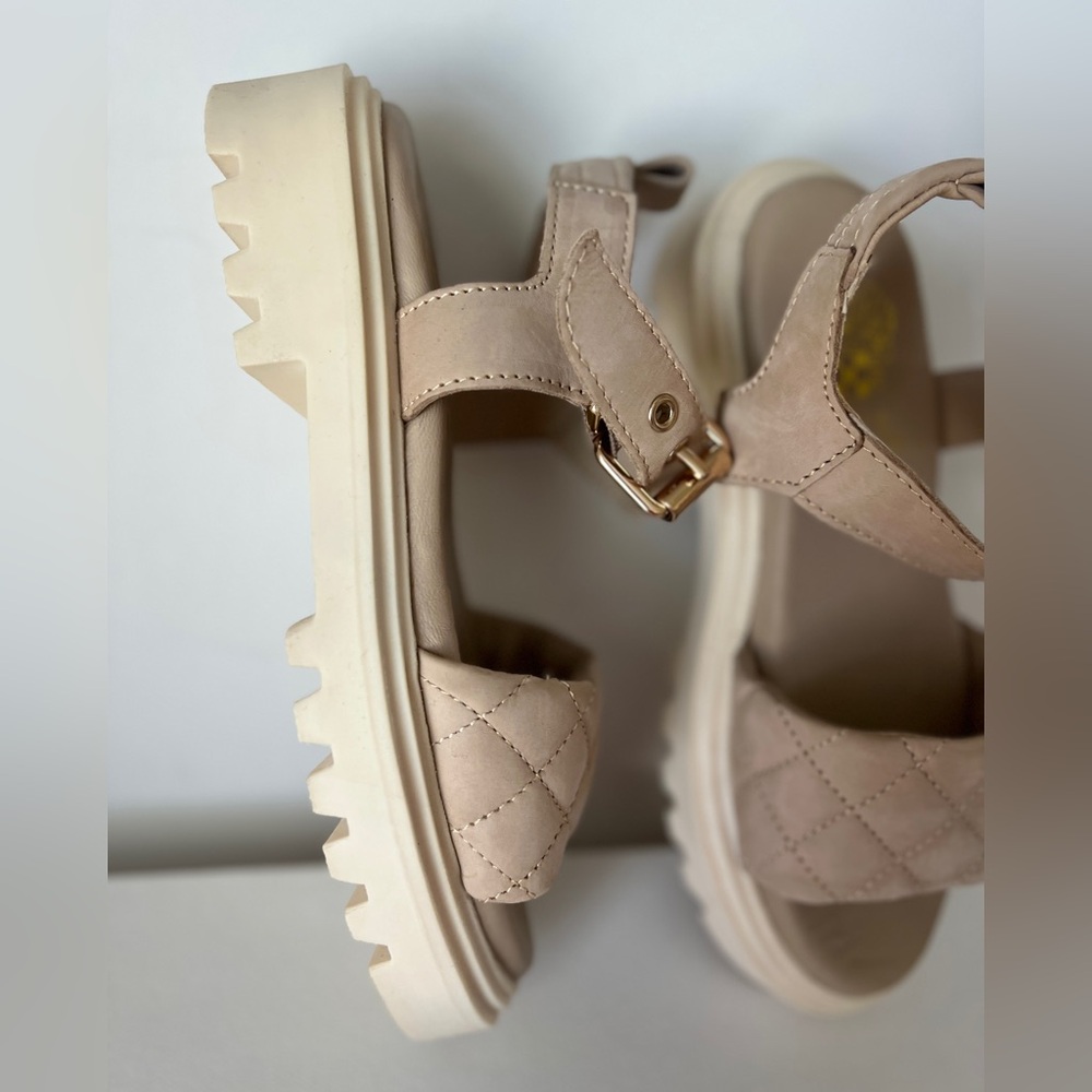 Leather Sam Edelman Quilted Sandals size 7M 37 in Beige